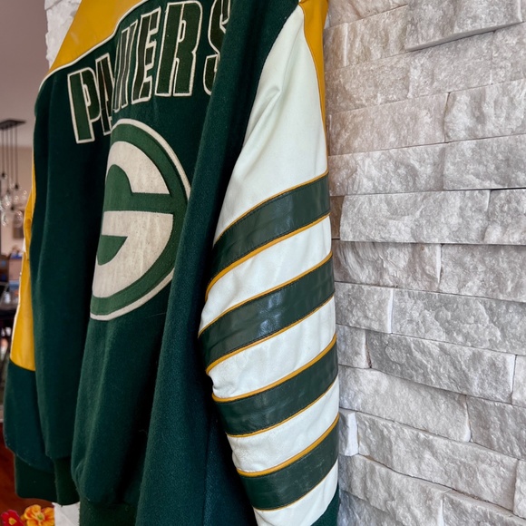 Green Bay Packers Bomber Jacket with leather sleeves, shoulders, trim. - Picture 4 of 10
